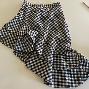 Asymmetric skirt